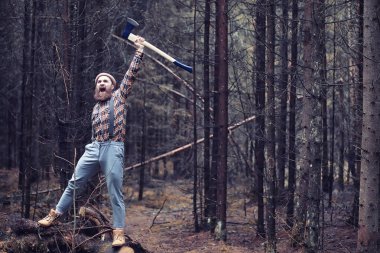 Sonbahar yağmurlu hava ve bir şemsiye ile genç bir adam