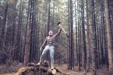 Sonbahar yağmurlu hava ve bir şemsiye ile genç bir adam