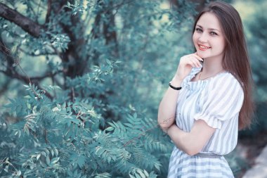 Bir kız bir bahar yeşil park