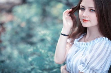 Bir kız bir bahar yeşil park