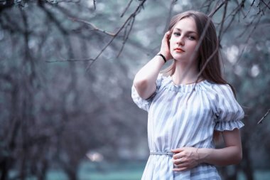 Bir kız bir bahar yeşil park