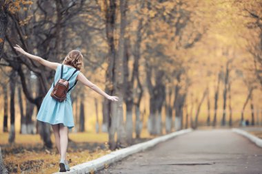 Bir yürüyüş ve sonbaharında genç kız 