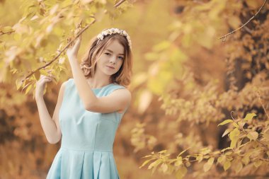 Bir yürüyüş ve sonbaharında genç kız 