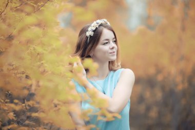 Bir yürüyüş ve sonbaharında genç kız 