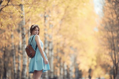 Bir yürüyüş ve sonbaharında genç kız 