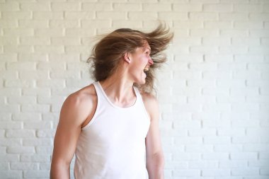 Uzun saçlı genç adam.