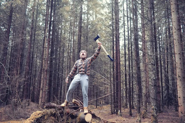 Sonbahar yağmurlu hava ve bir şemsiye ile genç bir adam