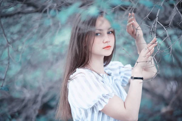 Uma menina em um parque verde primavera — Fotografia de Stock