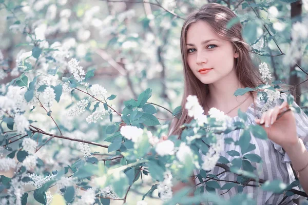 Uma menina em um parque verde primavera — Fotografia de Stock