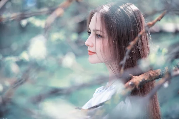Bir kız bir bahar yeşil park — Stok fotoğraf
