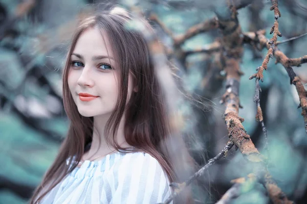 Девушка в весеннем зеленом парке — стоковое фото