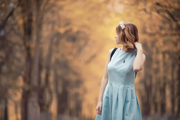 Junges Mädchen auf einem Spaziergang im Herbst — Stockfoto