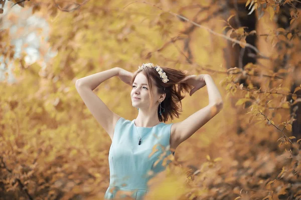 Chica joven en un paseo en el otoño — Foto de Stock