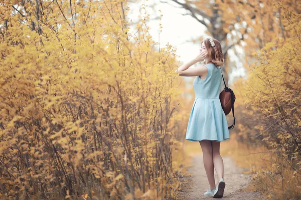 Ung flicka på en promenad i höst — Stockfoto