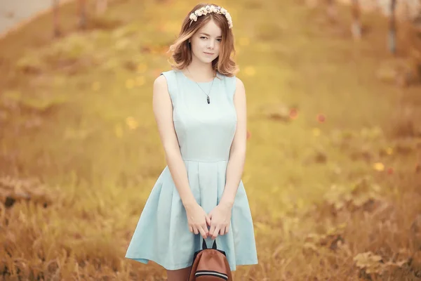 Chica joven en un paseo en el otoño — Foto de Stock