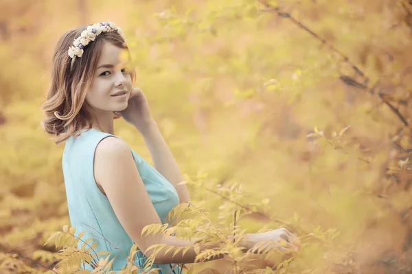 Young girl on a walk in the autumn — Stock Photo, Image