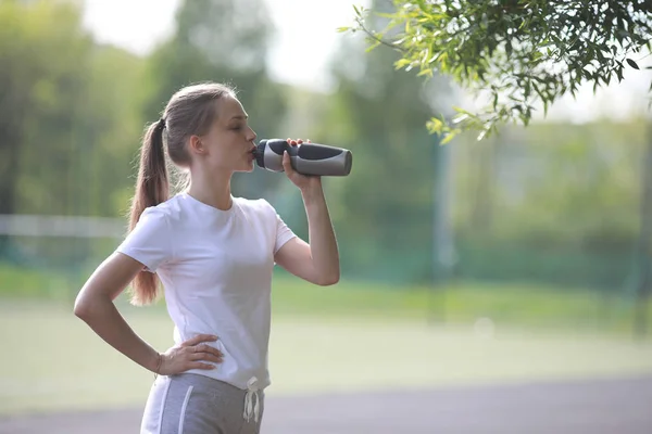 Fille et sport style de vie faire des exercices — Photo