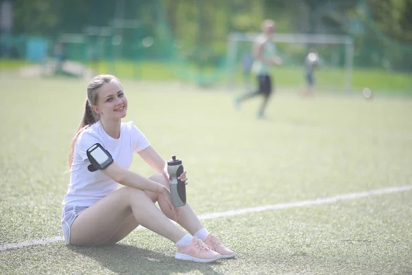 Chica y deporte estilo de vida haciendo ejercicios —  Fotos de Stock