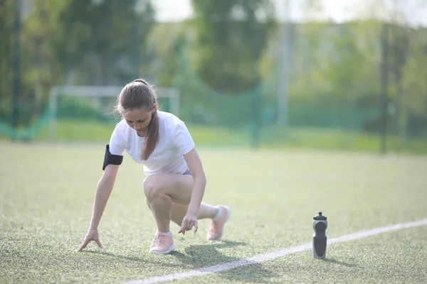 Chica y deporte estilo de vida haciendo ejercicios —  Fotos de Stock