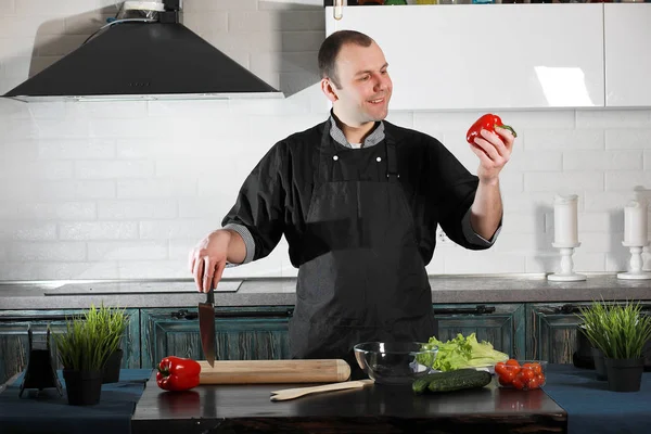 Ember étel készül, a konyha, a zöldségek — Stock Fotó