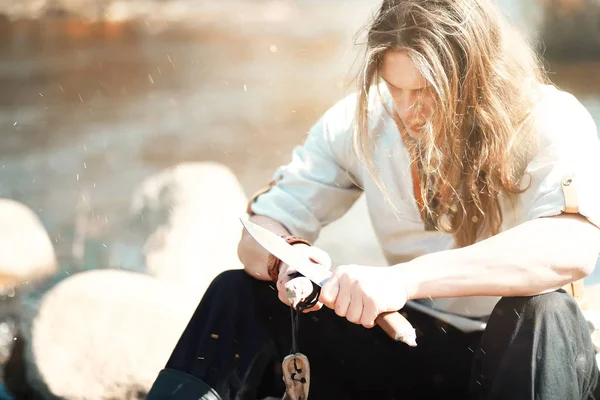 Bir İskandinav biri etnik giysiler