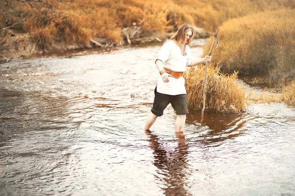 Bir İskandinav biri etnik giysiler