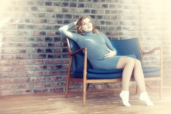 Schwangere junge und schöne Mädchen in einem Vintage-Haus — Stockfoto