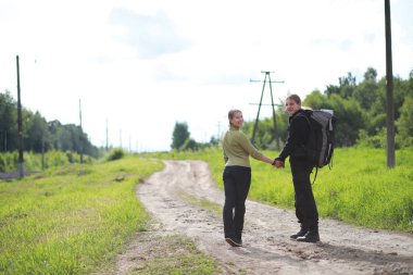 Bir sırt çantası ile yürüyerek seyahat