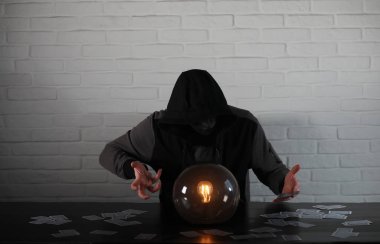 Bir fortune teller top olan bir adam