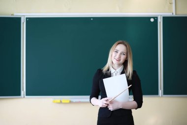 Genç kız öğretmen İlköğretim Okulu