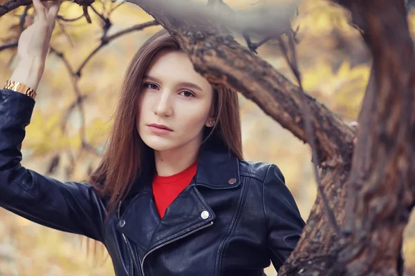 Junges Mädchen im Herbstpark — Stockfoto