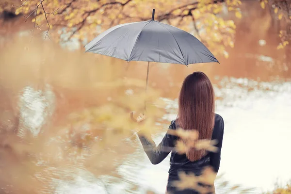 Ragazza nel parco autunnale — Foto Stock