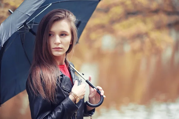 Chica joven en el parque de otoño — Foto de Stock