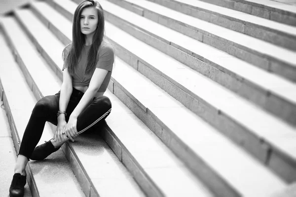 Bir binanın merdivenlerinde poz bir kız — Stok fotoğraf