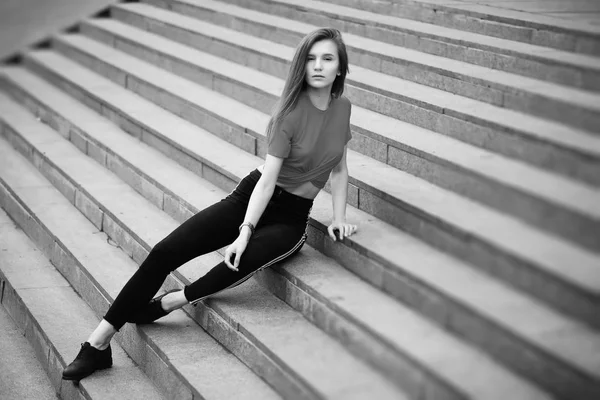 Dívka pózuje na schodech budovy — Stock fotografie