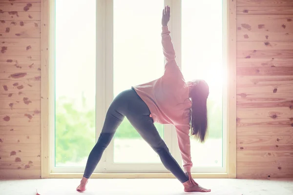 Flicka i yogaställningarna på golvet — Stockfoto