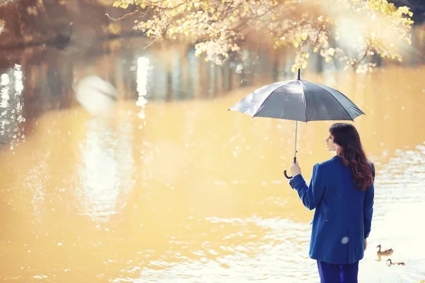 Femme enceinte en promenade dans le parc — Photo