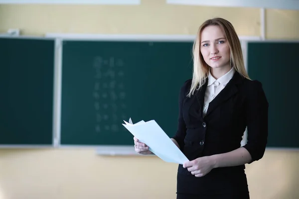 Gadis muda guru di sekolah dasar — Stok Foto