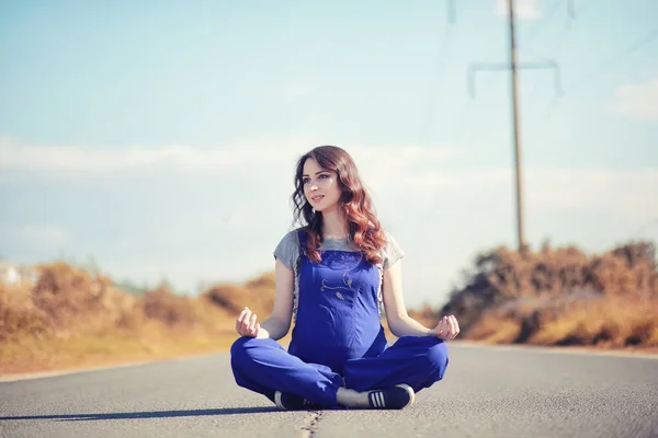 Pregnant woman  on the road yoga — Stock Photo, Image