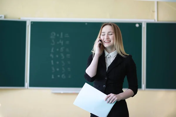 Jong meisje leraar op de basisschool — Stockfoto