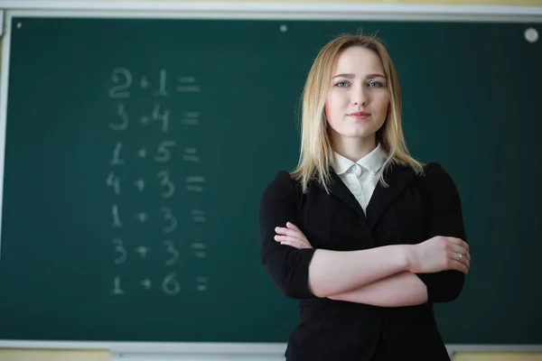 Joven profesora de primaria —  Fotos de Stock