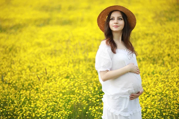 Kobieta w ciąży w w kwiecistej sukience — Zdjęcie stockowe