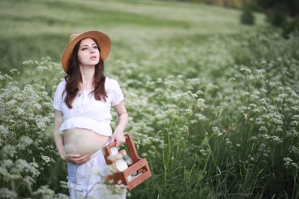 Gravid kvinna i natur för en promenad sommar — Stockfoto