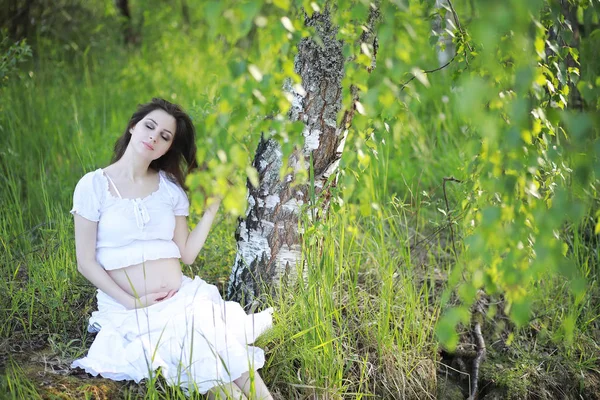 Schwangere in der Natur für einen Sommerspaziergang — Stockfoto