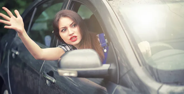 Meisje rijden een auto slechte emoties — Stockfoto