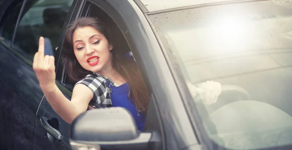 Chica conduciendo un coche malas emociones —  Fotos de Stock