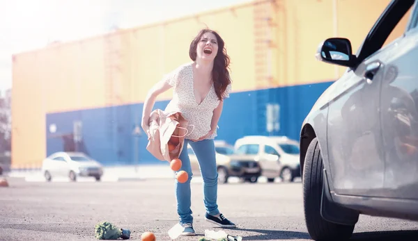 Donna con shopping vicino auto — Foto Stock