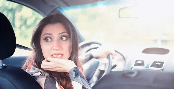 Menina dirigindo um carro emoções ruins — Fotografia de Stock