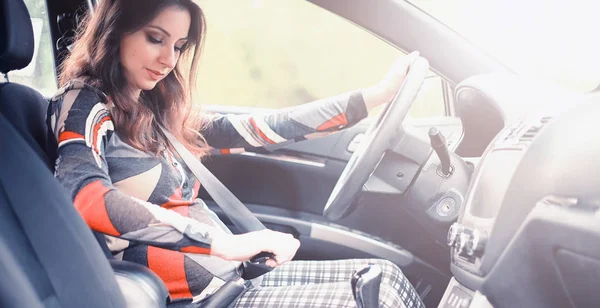 Menina dirigindo um carro emoções ruins — Fotografia de Stock