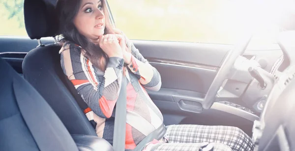 Meisje rijden een auto slechte emoties — Stockfoto